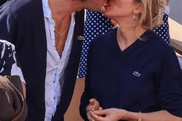 40-Year-old Sienna Miller, without makeup, looks incredibly young next to her 25-Year-old boyfriend