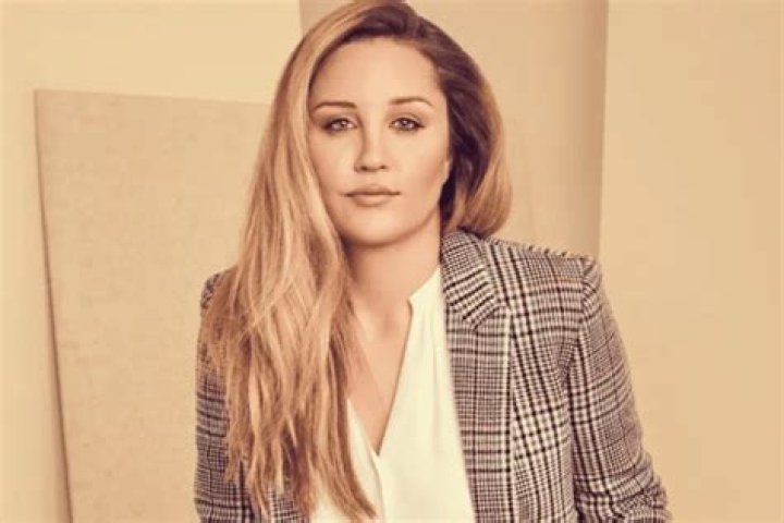 Amanda Bynes Debuts Pink Hair On Her New Instagram Account – Check It Out!