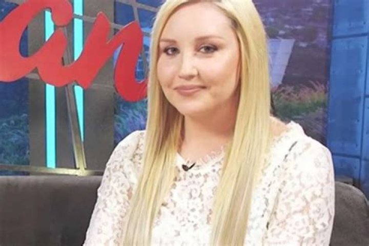 Amanda Bynes ‘Working On Herself’ After FIDM Graduation And Relapsing