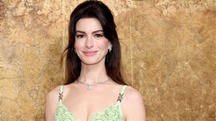 Anne Hathaway’s stunning appearance at the Bulgari Gala Dinner in Paris