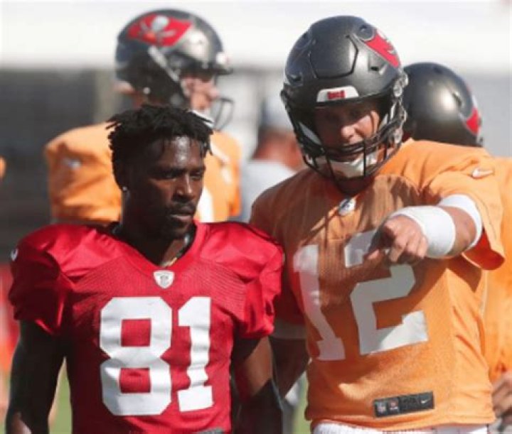 Antonio Brown, Makes Fun Of Tom Brady In The Midst Of Relationship Problems In Gisele Bündchen’s Marriage