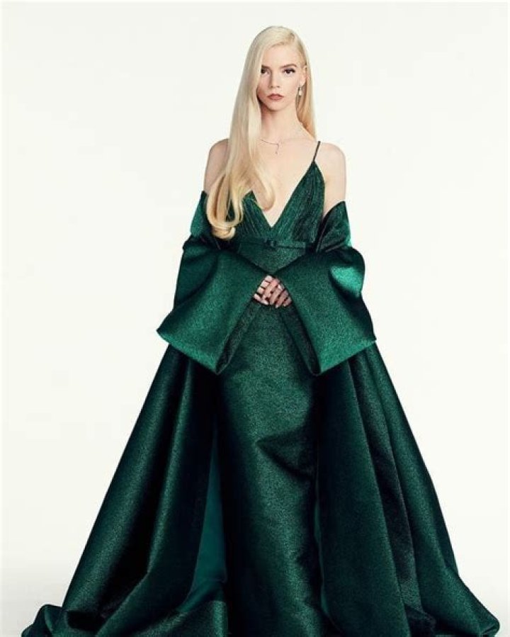 Anya Taylor-Joy Wore An Emerald Green Dior Haute Couture Gown At The Golden Globes