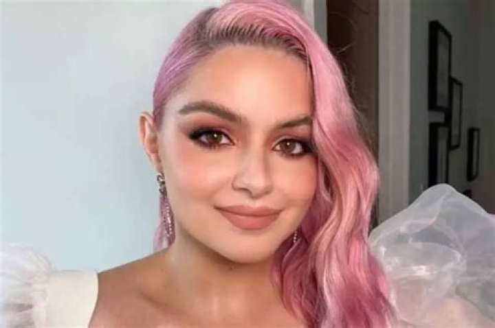 Ariel Winter Drives Fans Wild With Selfie Showing Off Toned Abs In White Lacy Corset