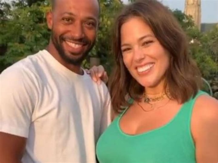Ashley Graham Praised For Baring Her Untouched Pregnant Body In Instagram Photo