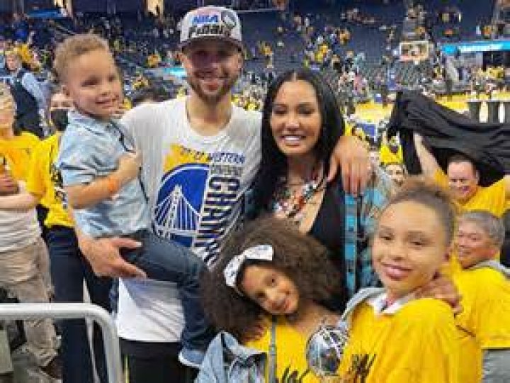 Ayesha And Steph Curry Pose With Their 3 Kids In Their Most Adorable Family Picture Yet – Check It Out!
