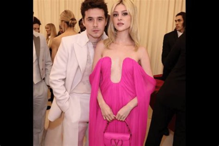 Beckham and Peltz first appeared in the status of spouses and did not hide their feelings in public