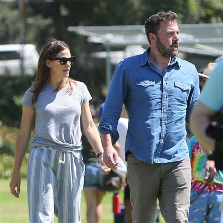 Ben Affleck And Jennifer Garner Photographed Taking Their Kids To See A Film On Thanksgiving Proving Again That They’re Great Co-Parents
