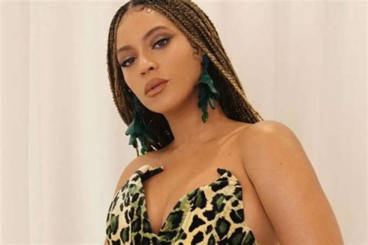 Beyonce Makes Sure That Her Toned Figure Is Center Of Attention At Christmas Party — Photos Confirm That Jay-Z Is A Lucky Man