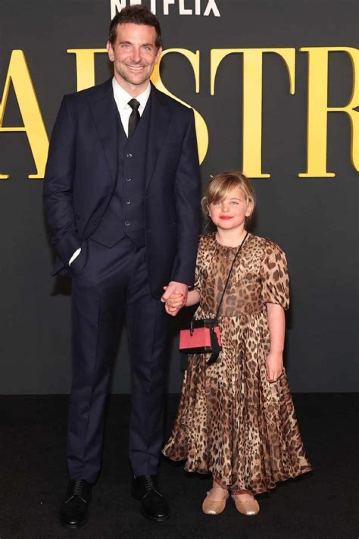 Bradley Cooper Shows Up To Washington DC’s Mark Twain Awards With 2-Year-Old Daughter Lea