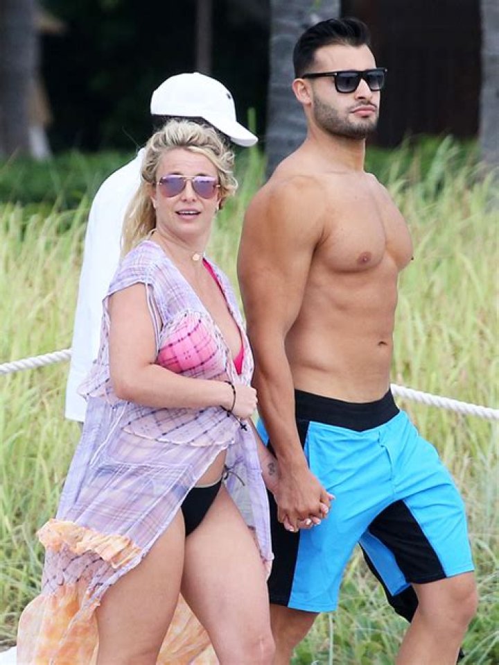 Britney Spears Tells Fans She’s Working On Herself During Hawaii Vacation With BF Sam Asghari