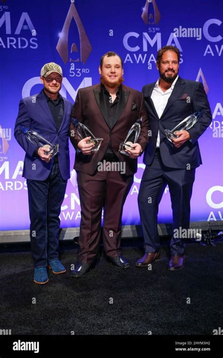 Carrie Underwood And Reba McEntire Are Working On A Secret Project And Fans Are Thrilled — Is It The CMA Awards?