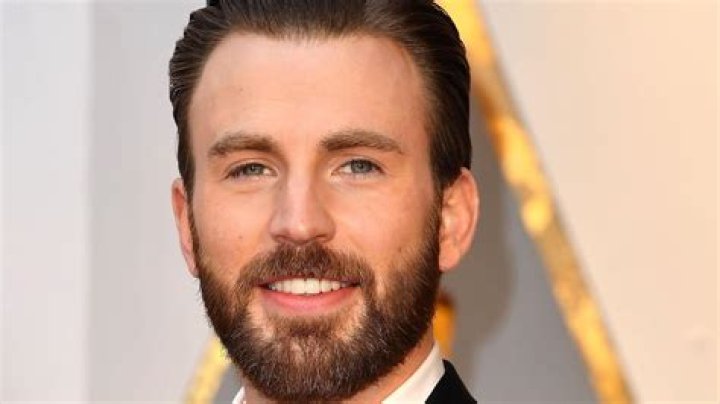 Chris Evans Breaks His Silence On That Private Pic He Leaked By Accident – Uses The Incident In The Best Way!