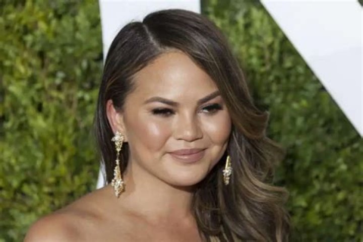 Chrissy Teigen Slams Melania Trump As ‘Wife-Bot’ On Twitter