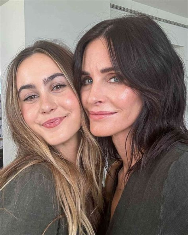 Courteney Cox’s Teen Daughter Coco Does Her Makeup – Check It Out!