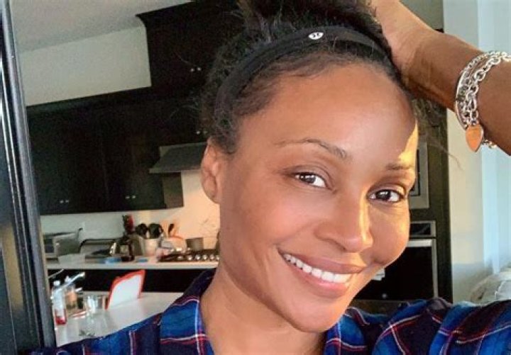 Cynthia Bailey Flaunts Her Bare Face In The Backyard, But Fans Focus On Something Else