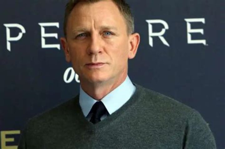 Daniel Craig Pokes Fun At No Time To Die During SNL Performance