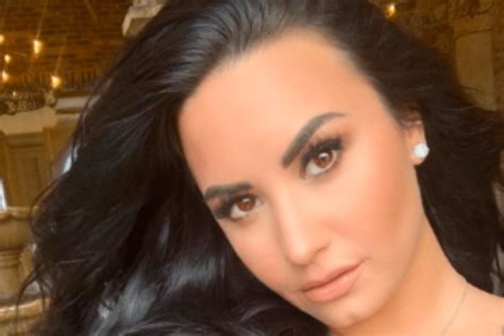 Demi Lovato Snapchat Hacked Fans Defend Singer After Intimate Photos Are Leaked
