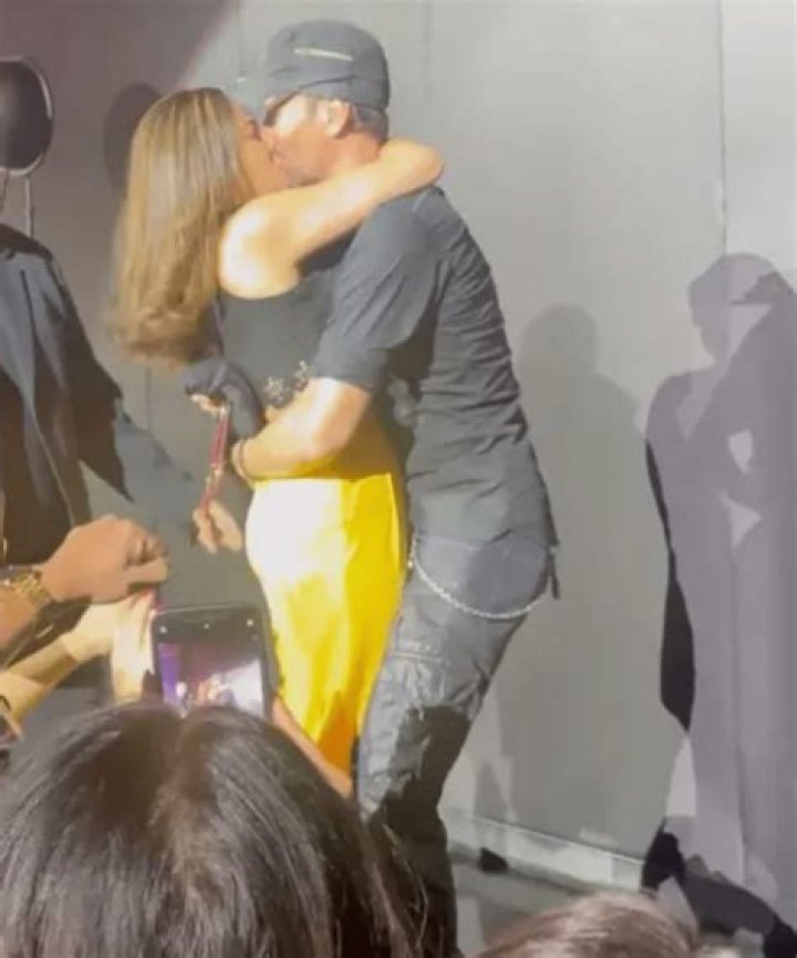 During A Las Vegas Meet-And-Greet, Enrique Iglesias Got Close With One Of His Fans