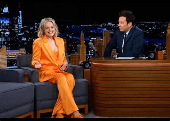 Elisabeth Moss bets on orange – the hit of the season – and looks amazing