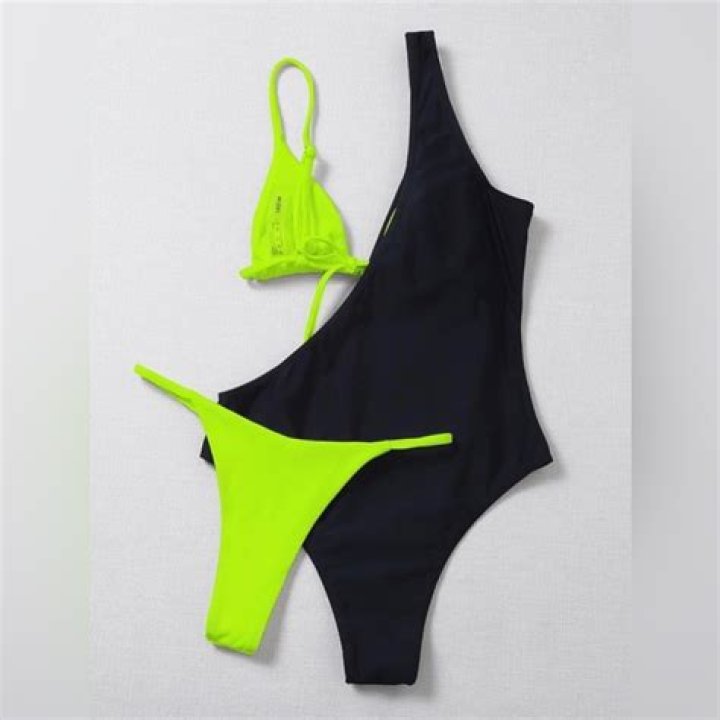 Emily Ratajkowski Not Letting Autumn Stop Her Swimsuit Line — Models Plunging Green And Black Bathing Suit