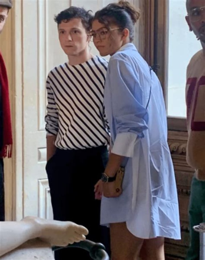 Enjoying A Romantic Evening At The Louvre In Paris, Tom Holland And Zendaya Went On A Date