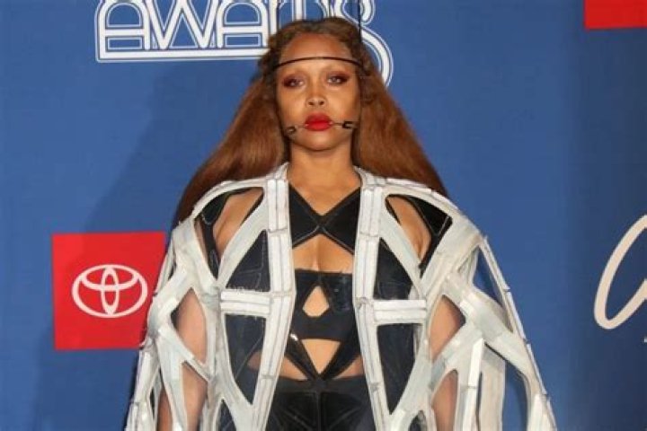 Erykah Badu Enrages Fans After Defending R. Kelly On Stage