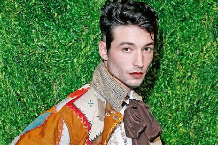 Ezra Miller Has Met With Warner Brothers In Order Prevent The Flash Movie From Getting Scrapped Say Reports