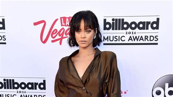 Five Times Rihanna Broke The Internet With Her Curves