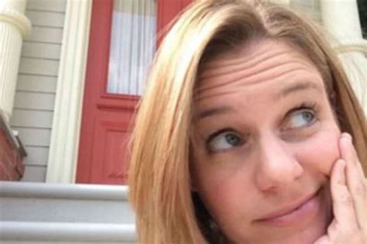 Fuller House Star Andrea Barber Reveals In New Memoir That New Kids On The Block Helped Her Get Through Her Divorce