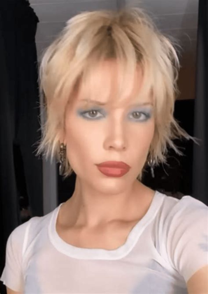 Halsey Said Goodbye To Long Hair And Tried On Bright Makeup In The Style Of The 1990s