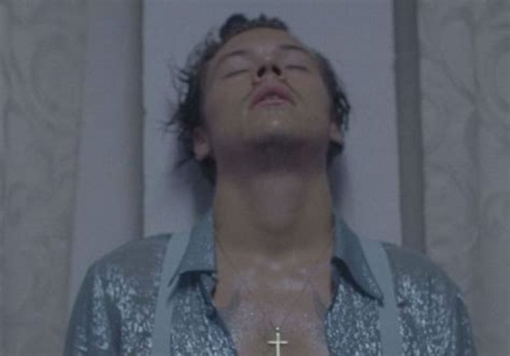 Harry Styles Just Released A New Song And Fans Are Losing Their Minds Over The Steamy Music Video – Did He Just Come Out As Bisexual?