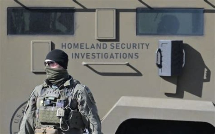 Homeland Security Raids Jim Bob Duggar’s And Michelle’s Home In Federal Investigation, Report Says