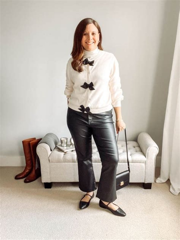 In A Pair Of Leather Pants With An Extremely Low Rise, Julia Fox Left The House