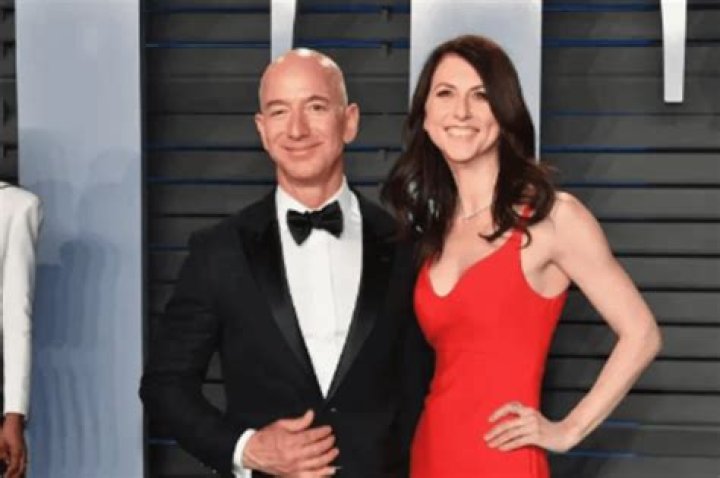 Jeff Bezos’ Mistress Lauren Sanchez Demands Attention At NYC Eatery