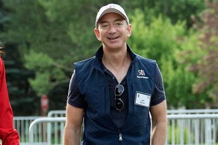Jeff Bezos Spotted Without Wedding Band As Romance With Lauren Sanchez Heats Up