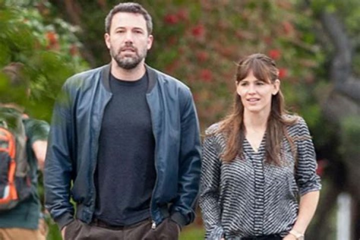 Jennifer Garner Shows Off Natural Beauty While Getting Nails Done