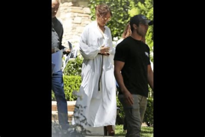 Jennifer Lopez showed off the perfect white dress for warm days