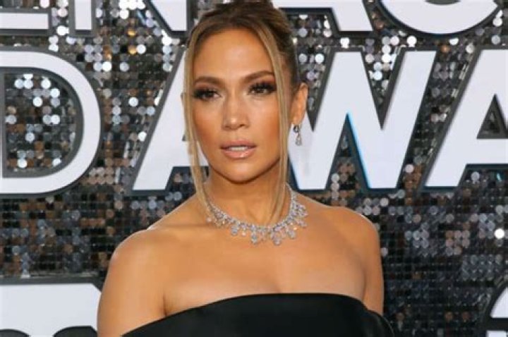 Jennifer Lopez Sparkles At SAG Awards In $9 Million Of Diamonds