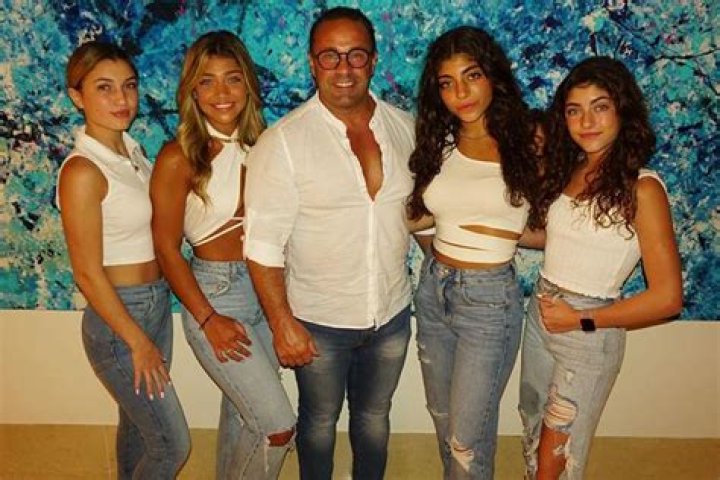 Joe Giudice Spotted Out In Mexico With Group Of Attractive Women