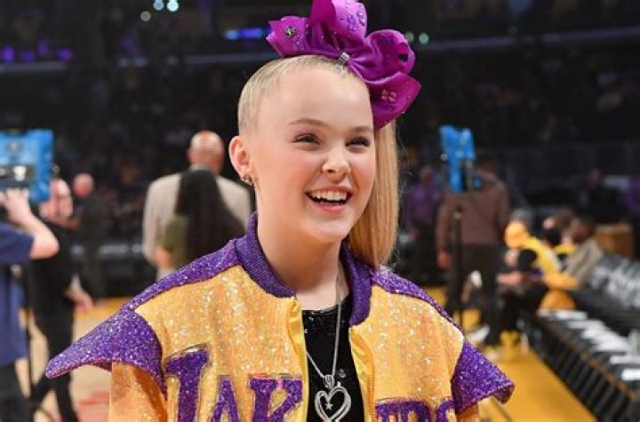JoJo Siwa Cries After Saying Goodbye To Her Girlfriend