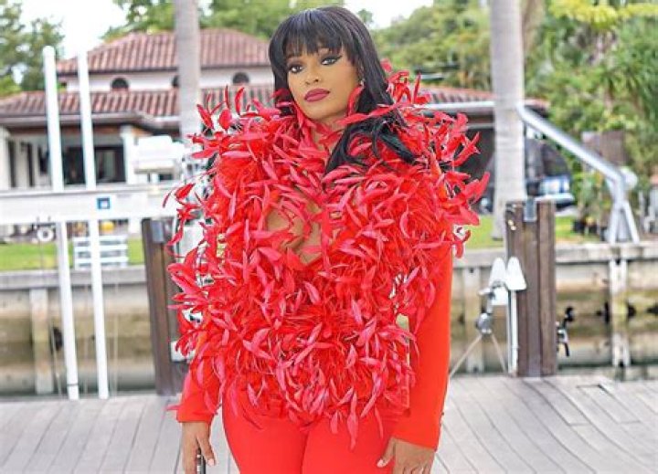 Joseline Hernandez Gets Mom-Shamed Over Bonnie Bella Christmas Pictures Next To Barely-Clothed Women — What Will Stevie J Think?