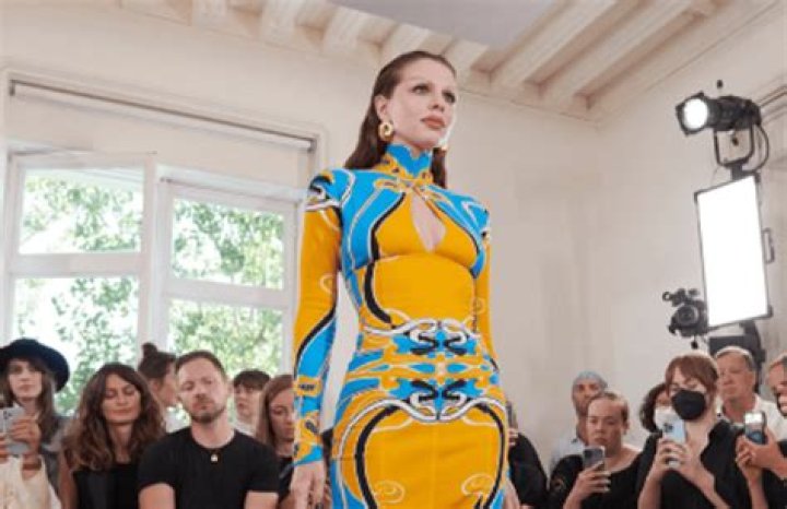 Julia Fox continues her modeling career