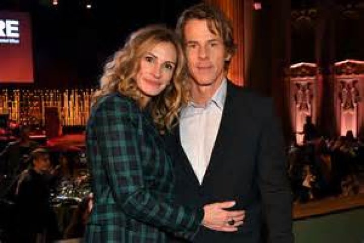 Julia Roberts Posts Rare Pic Of Her And Hubby Daniel Moder To Mark 18 Years Of Happy Marriage!