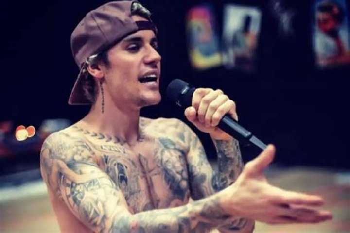 Justin Bieber Poses Shirtless And In His Underwear On Instagram But Does Hailey Approve?