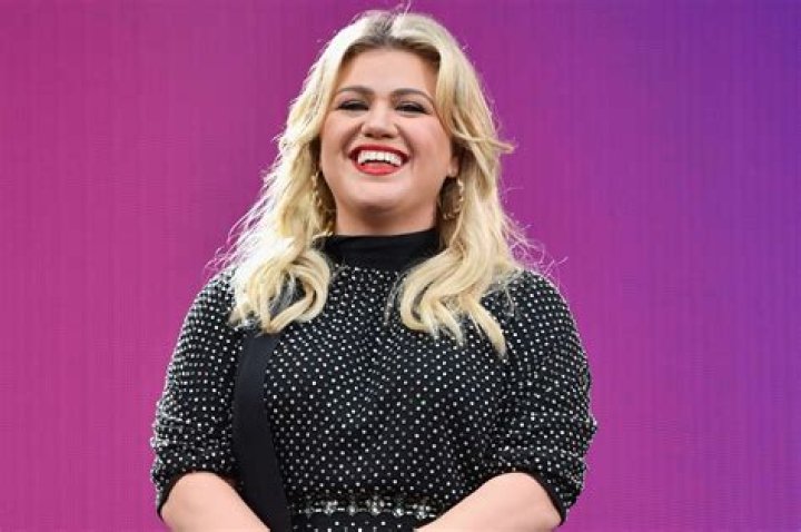 Kelly Clarkson Hater Blames Her Marriage Failing On Her Working Too Much And The Singer Responds!
