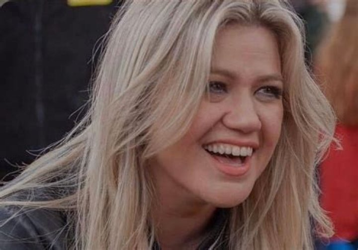 Kelly Clarkson Puts Her $10 Million Los Angeles Home On The Market