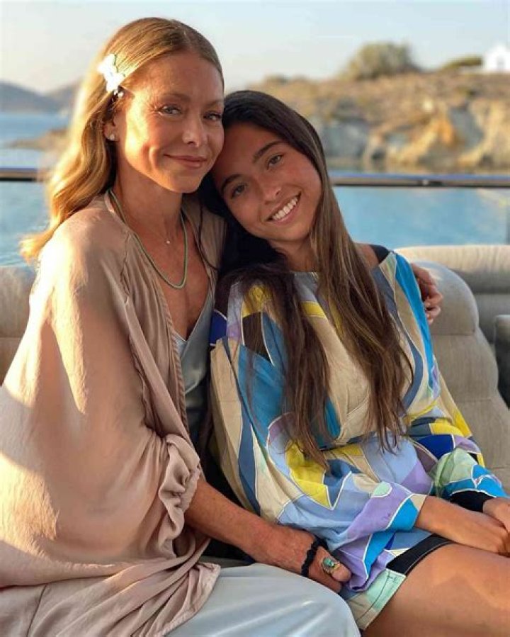 Kelly Ripa And Mark Consuelos’ Daughter Lola Repulsed By Their Flirting – Check Out Her Reaction To Their Spicy Online Interaction!