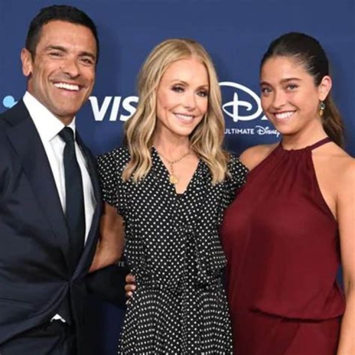 Kelly Ripa And Mark Consuelos Share Some Great Pics From Their European Vacation With Their Whole Extended Family!