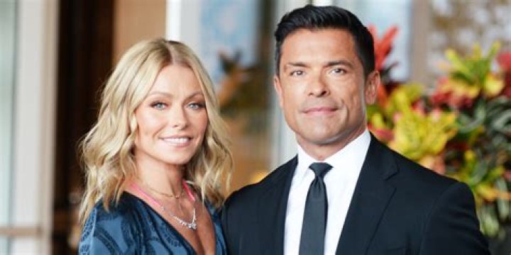 Kelly Ripa Fan Asks Her To Divorce Her Husband Of 23 Years Mark Consuelos And Marry Jake Gyllenhaal – Here’s How She Responded!