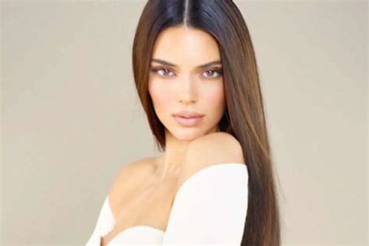 Kendall Jenner Shows Off Her Long Legs In Mozh Mozh Mini Skirt